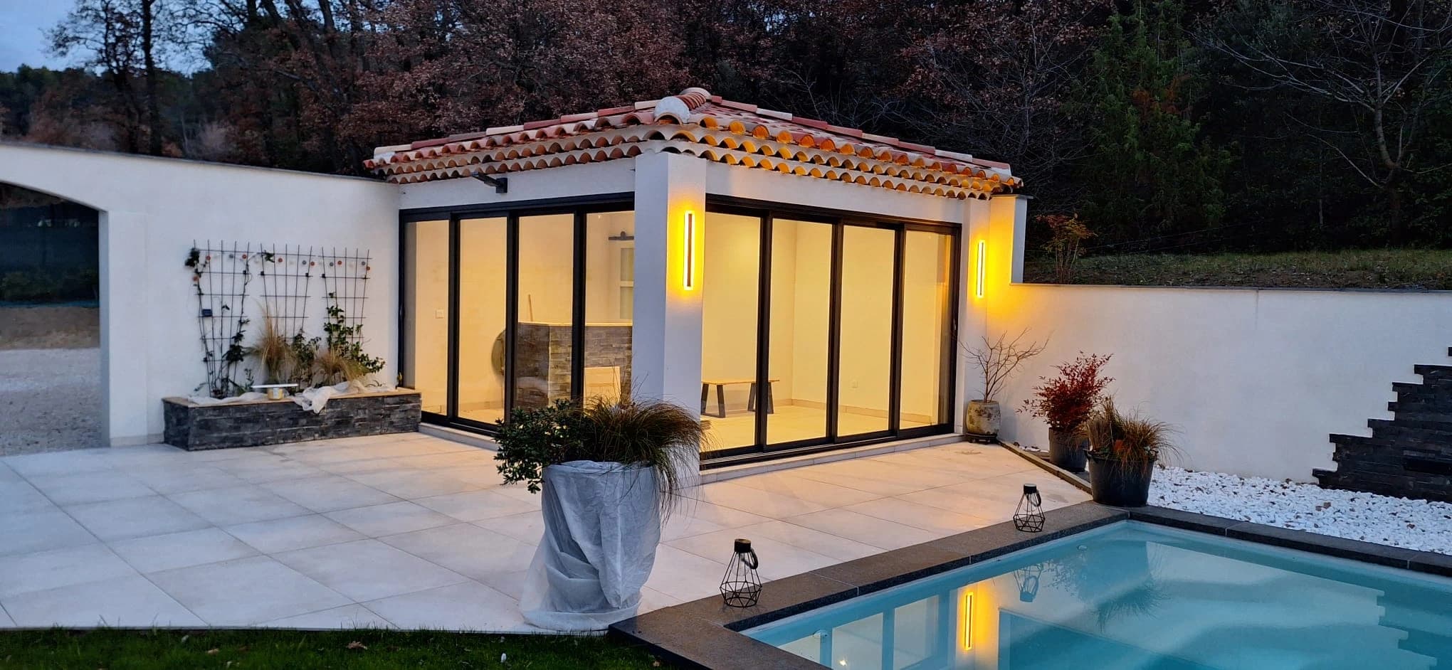 Installation électrique extérieure réalisée par COURANTECH — artisan électricien à Simiane-Collongue (13109)